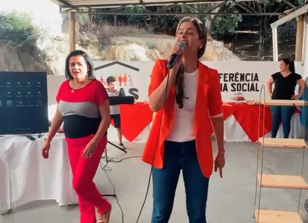 O Cras Realiza Festa Em Comemoração Ao Dia das Mães para o Grupo dos Idosos